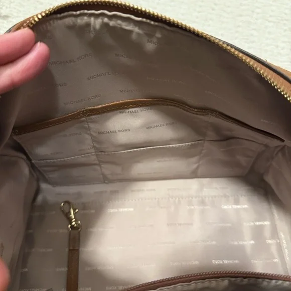 Michael Kors Mercer Medium crossbody - Picture 10 of 14